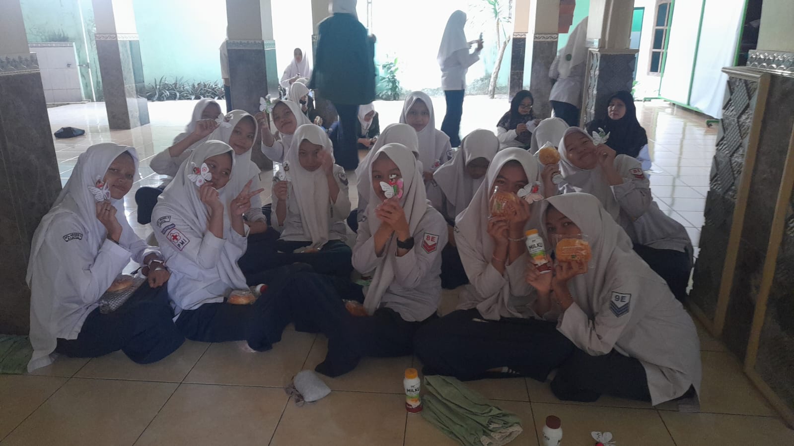 Jaga Stamina dan Konsentrasi Siswa, MTsN 9 Bantul Bagikan Snack Pagi Sebelum TKAD
